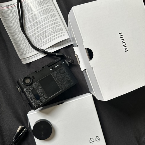 Fujifilm X hlaf camera 📷 (98% like new can negotiate) - Picture 5 of 6